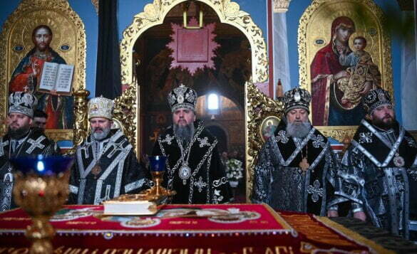 Митрополит Епіфаній звершив вечірню з чином винесення Плащаниці