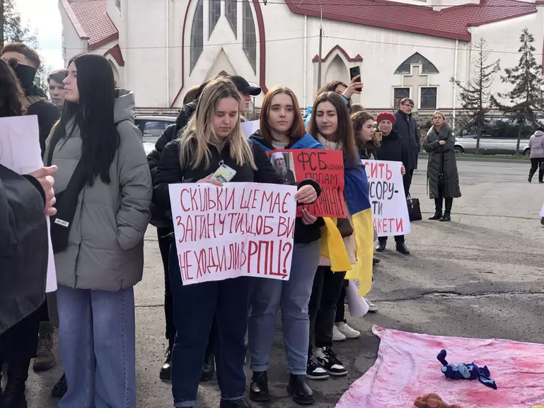 Протести в Україні: молодь вимагає заборонити діяльність Української православної церкви московського патріархату в Тернополі