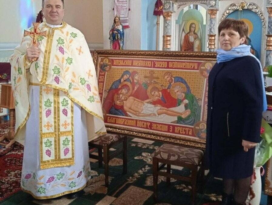 Вчителька зі села на Чортківщині вишила плащаницю та подарувала її храму