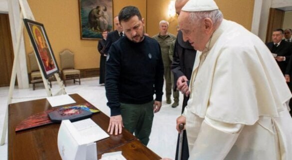 Зеленський і Папа Римський поспілкувались 40 хвилин та обмінялись подарунками