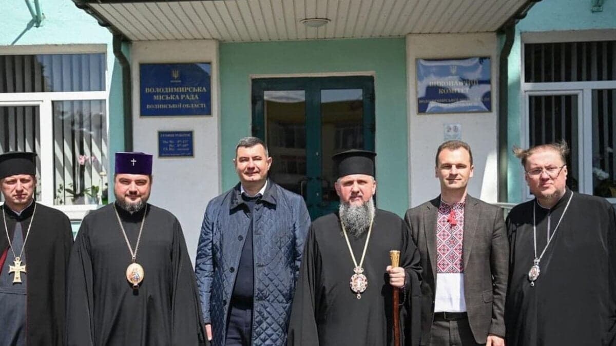 Вишита сорочка для Блаженнішого Митрополита Епіфанія: зустріч з міським головою Володимира