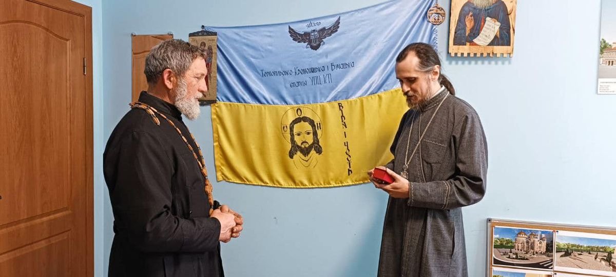Митрополит Нестор нагородив протоієрея Михайла Найка медаллю Хрест свободи за волонтерську діяльність на передовій