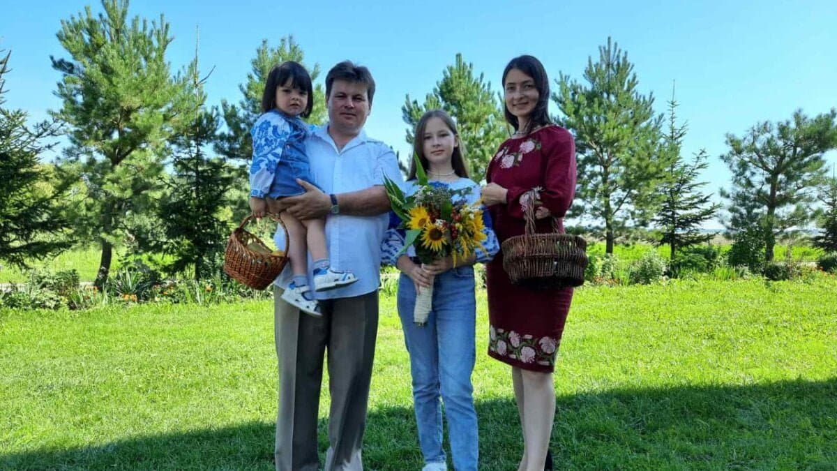 Особливі стосунки між батьком та доньками: Шанобливе ставлення до мами в родині протоієрея Романа Будзинського