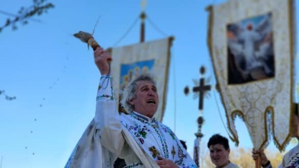 Щоб освятилася вода ця силою і дійством, і сходженням Святого Духа, Господу помолимось