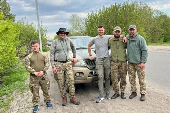 З духовною підтримкою та евакуаційними автомобілями: священнослужителі допомагають військовим на Тернопільщині