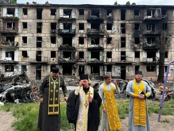 Священнослужителі Криворізького благочиння звершують панахиду за жертвами російського теракту у зруйнованому будинку
