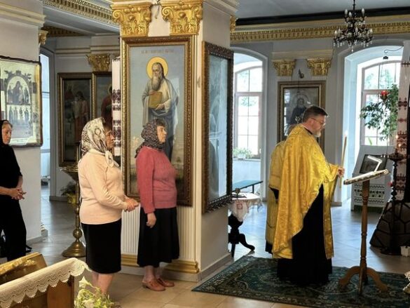 Унікальна вечірня з акафістом святій великомучениці Варварі перед іконою з частинкою мощей