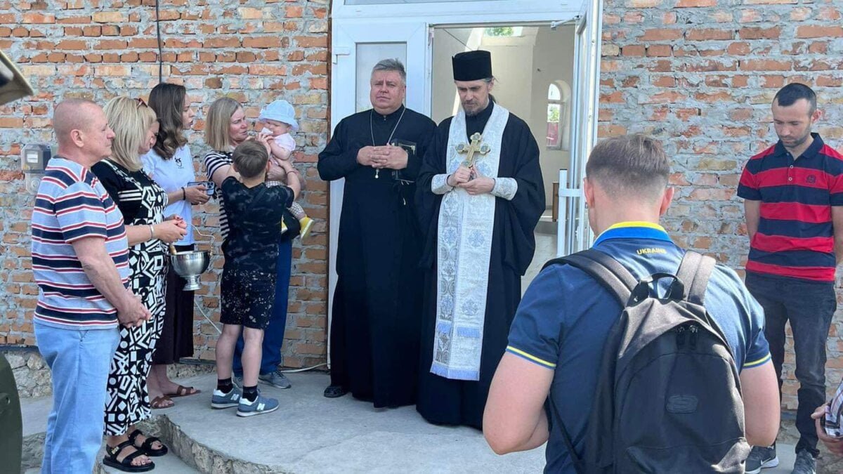Митрополит Тернопільський освятив автомобілі для військових: солідарність та підтримка на фронті