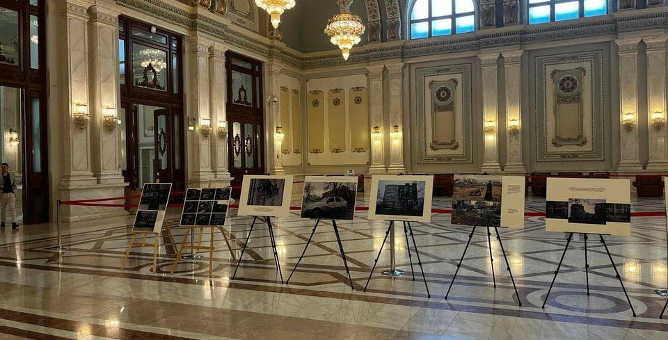 Тернопольчанка Соломія Хома представила виставку “Рік незламності” у Парламенті Румунії