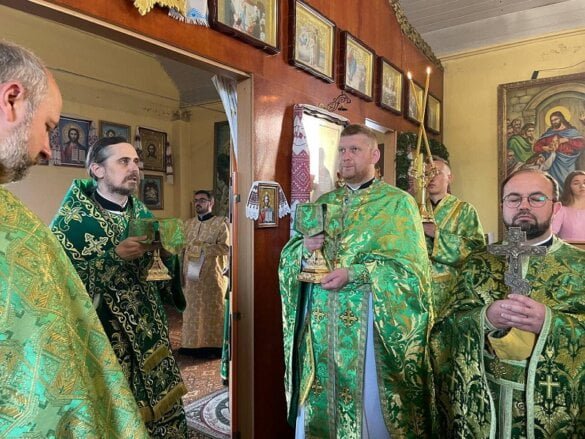 Митрополит Нестор звершує Божественну літургію, звертаючись до молитв за Україну та спокій душ