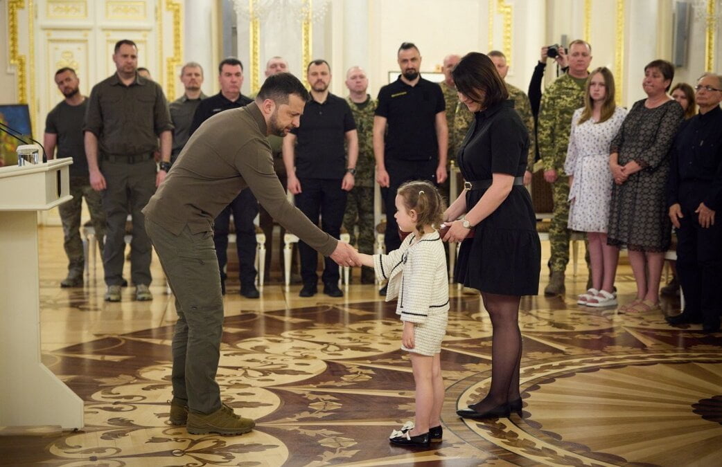 Президент передав ордени «Золота Зірка» рідним загиблих Героїв України та вручив інші державні нагороди