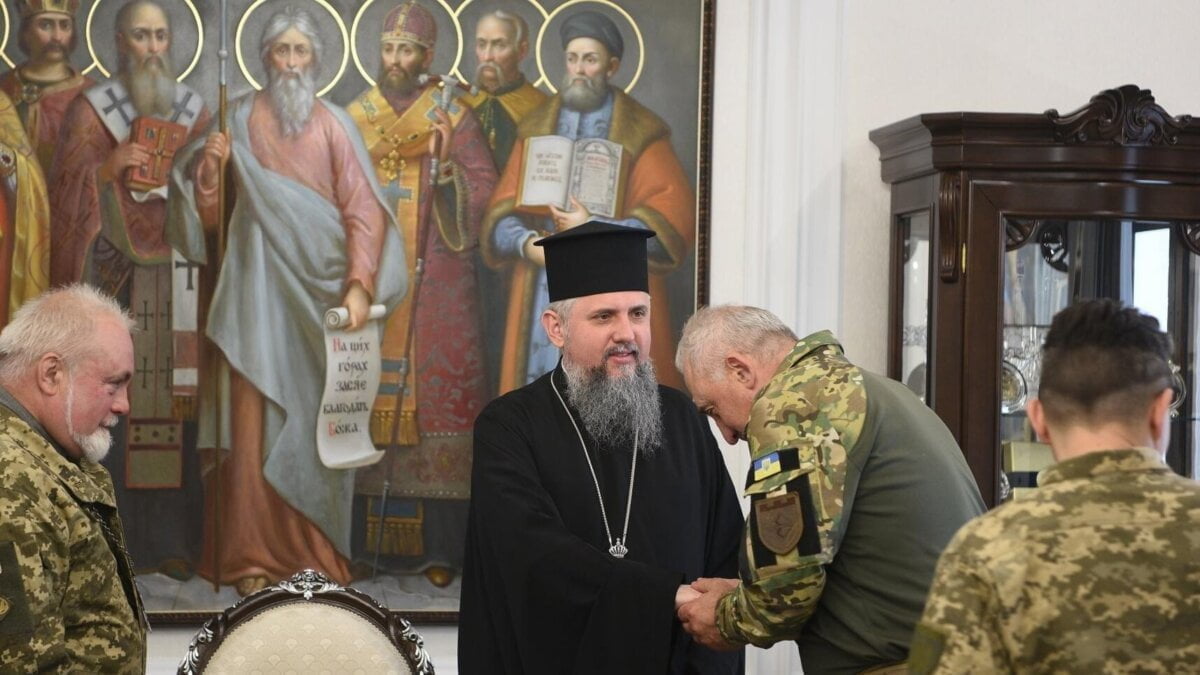 Предстоятель зустрівся з командиром 206 батальйону ТрО