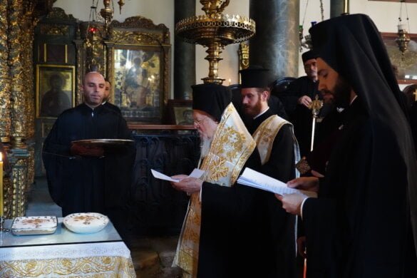 Відомий духовний лідер проводить Божественну Літургію та просить спокою для душ померлих