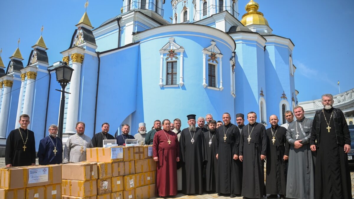 Предстоятель передав 28 тисяч окулярів для літніх людей у прифронтових і деокупованих територіях