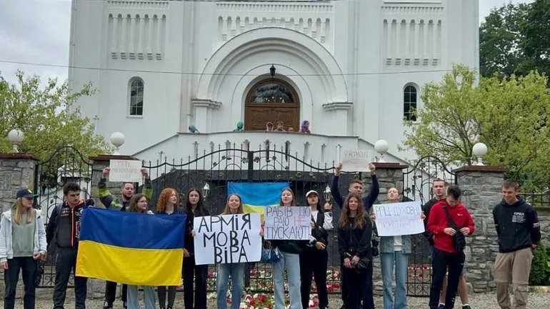 Активісти провели акцію протесту проти РПЦ біля храму в Борщеві