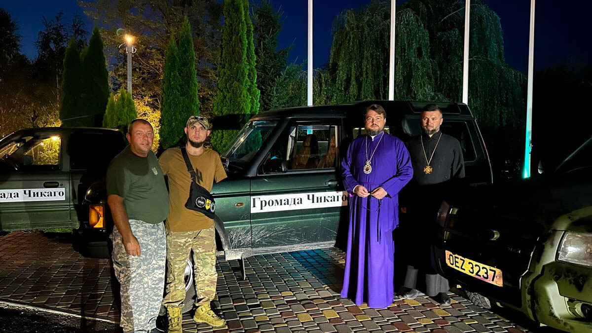 Митрополит Олександр освятив автомобілі для військових перед відправленням на фронт
