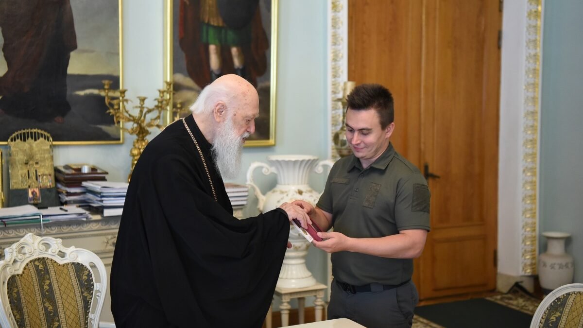 Патріарх Філарет нагородив волонтерів та підтримав їхню діяльність на захист України