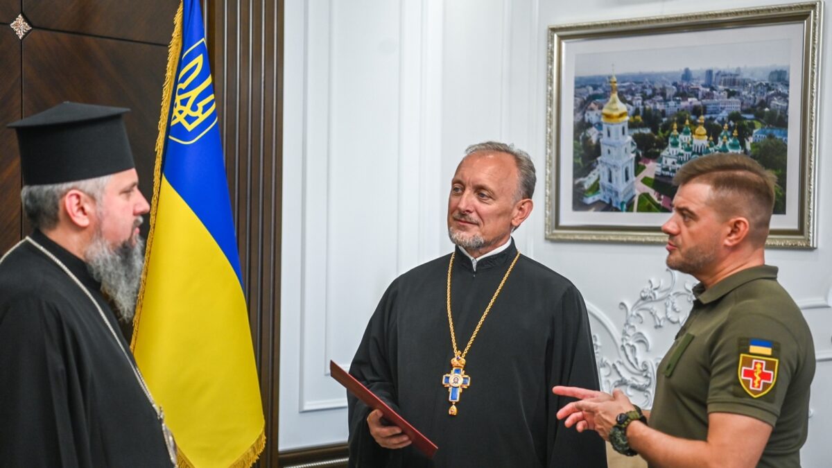 Предстоятель вручив мандат на право здійснення капеланської діяльності протоієрею Іоану Ткачуку