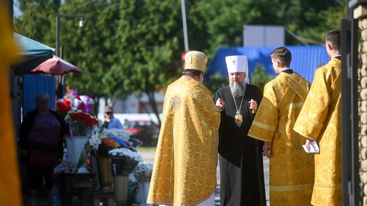 Митрополит Епіфаній звершив Божественну літургію в столичному Петропавлівському храмі