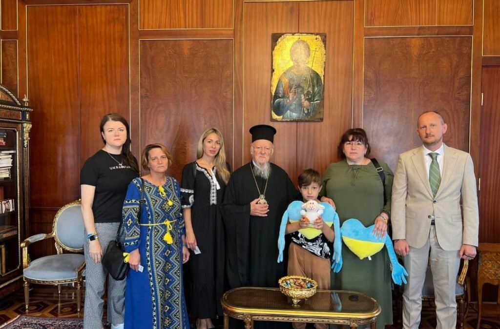 Родичі українських військових, що в полоні перебувають зустрілися з Вселенським Патріархом для підтримки та молитви