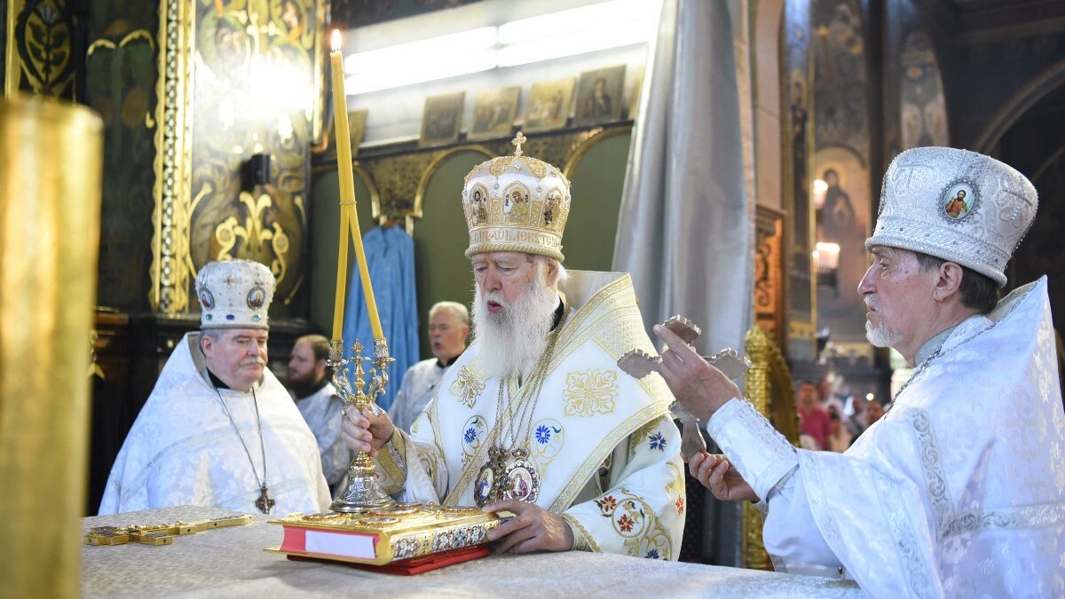 Звершення Божественної Літургії Патріархом Філаретом: Молитва за Україну та Спільне Віддане Служіння