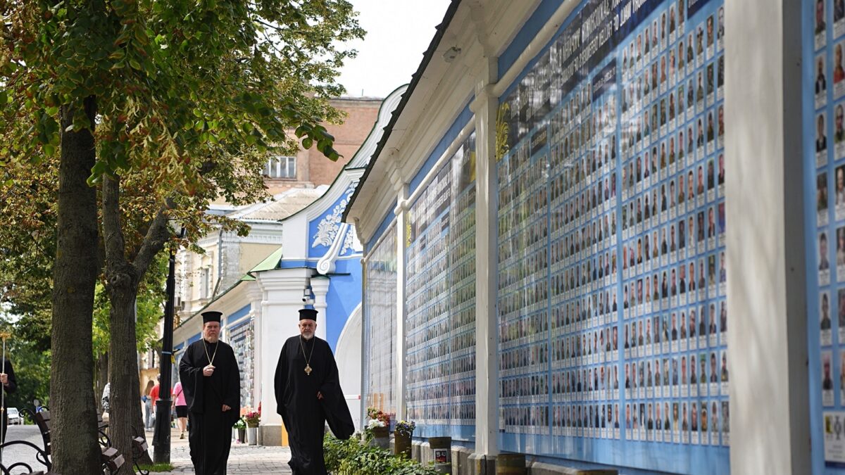 Представник Вселенського Патріарха митрополит Еммануїл прибув до України