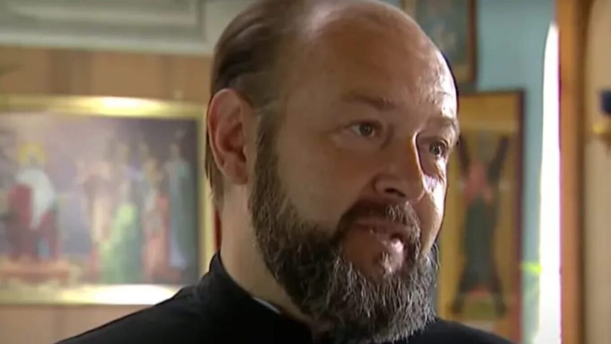 Священник, який тричі виживав у військових атаках, розповідає про страшні події у Маріуполі