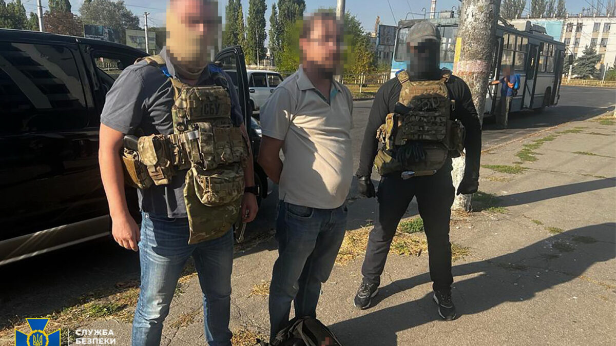 СБУ затримала у Херсоні священника УПЦ (МП), який торгував російською зброєю та боєприпасами (відео)