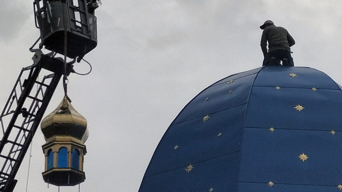 Символ Віри та Єдності: Освячення хреста і підняття купола в Ставропігійному храмі Святих Жон-Мироносиць