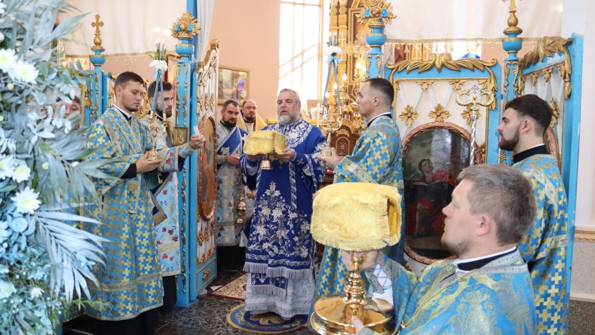 Митрополит Симеон відзначив 10-річчя освячення храму в Заліщиках Тернопільської області