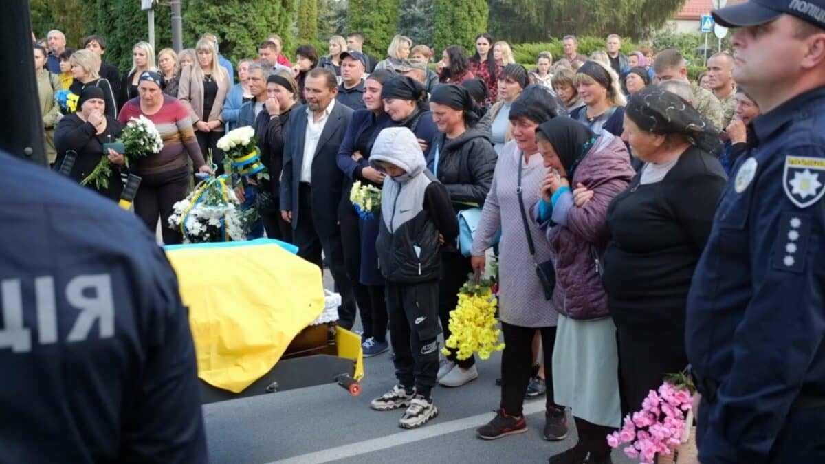 В останній дорозі: Шумська громада вітає на колінах із сльозами Героя – Олександра Марковця