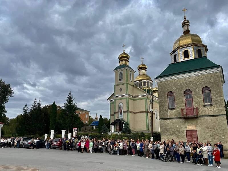Митрополит Нестор освятив меморіальну дошку захисникові України Володимиру Левицькому