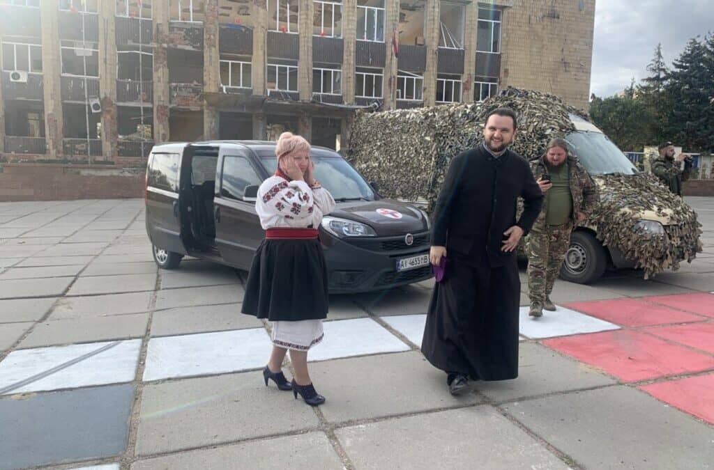 Митрополит УПЦ МП на передовій: Публічний показ патріотизму з відтінками світської моди