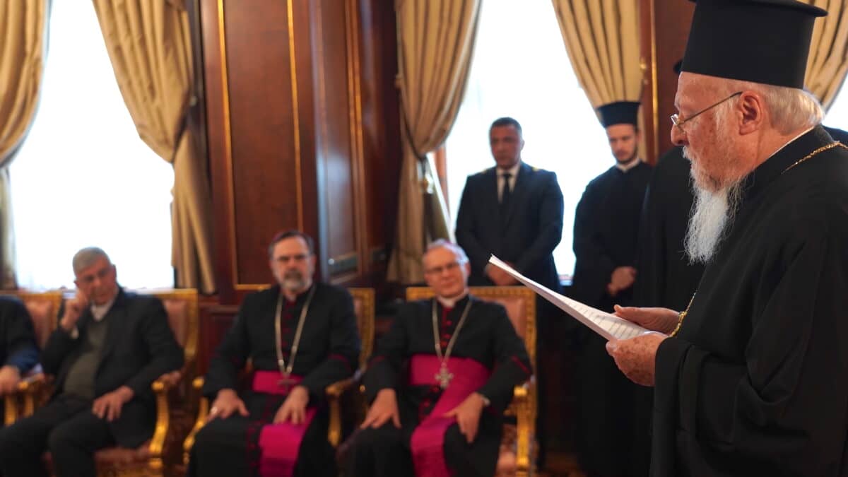 Група католицьких ієрархів і духовенства у Фанарі