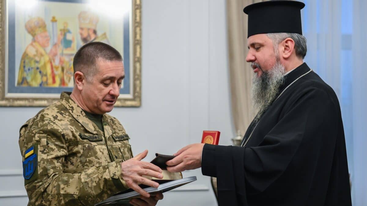 Духовна підтримка на передовій: Митрополит Епіфаній і генерал-майор Баргилевич у глибокому спілкуванні