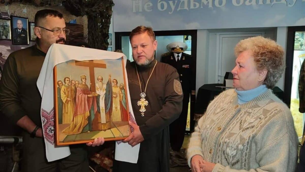 Жест доброти на фронті: Лідія Бовчалюк передала ікону воїнам 100-ї бригади