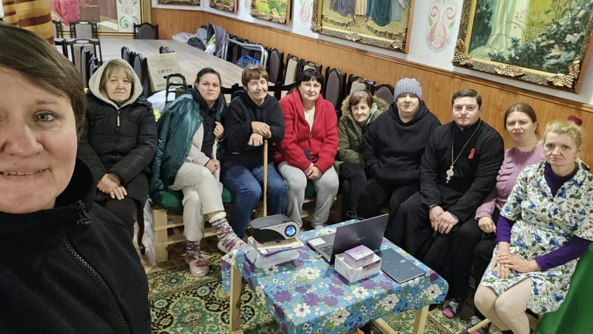 Боротьба зі СНІДом: Подолання стигми та підтримка Людей, Живучих з ВІЛ