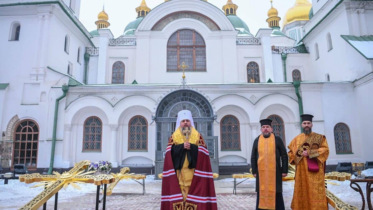 Освячення нових хрестів для Святої Софії: Дарунок меценатів та визнання православного лідера