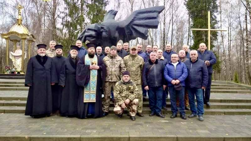 Різдвяна Літургія та Заупокійна Літія: Патріотичне Сприяння та Духовне Об’єднання у СвятоТроїцькому Соборі м. Тернополя