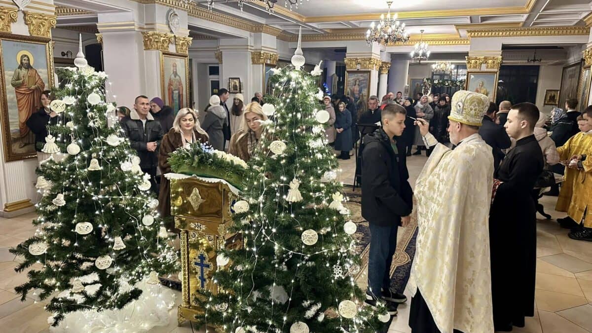 Братія Духовного Центру Тернополя з вірянами зустріла першу Зірку: Молитовна Подяка та Святкова Атмосфера Всенічного Різдвяного Служіння 2023 р.Б.