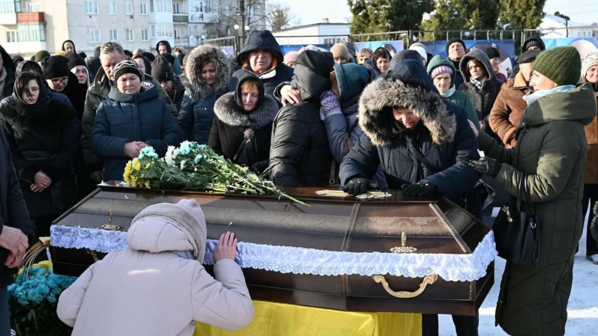 Лановецька громада прощається з Героєм: в останню дорогу Олега Скакуна