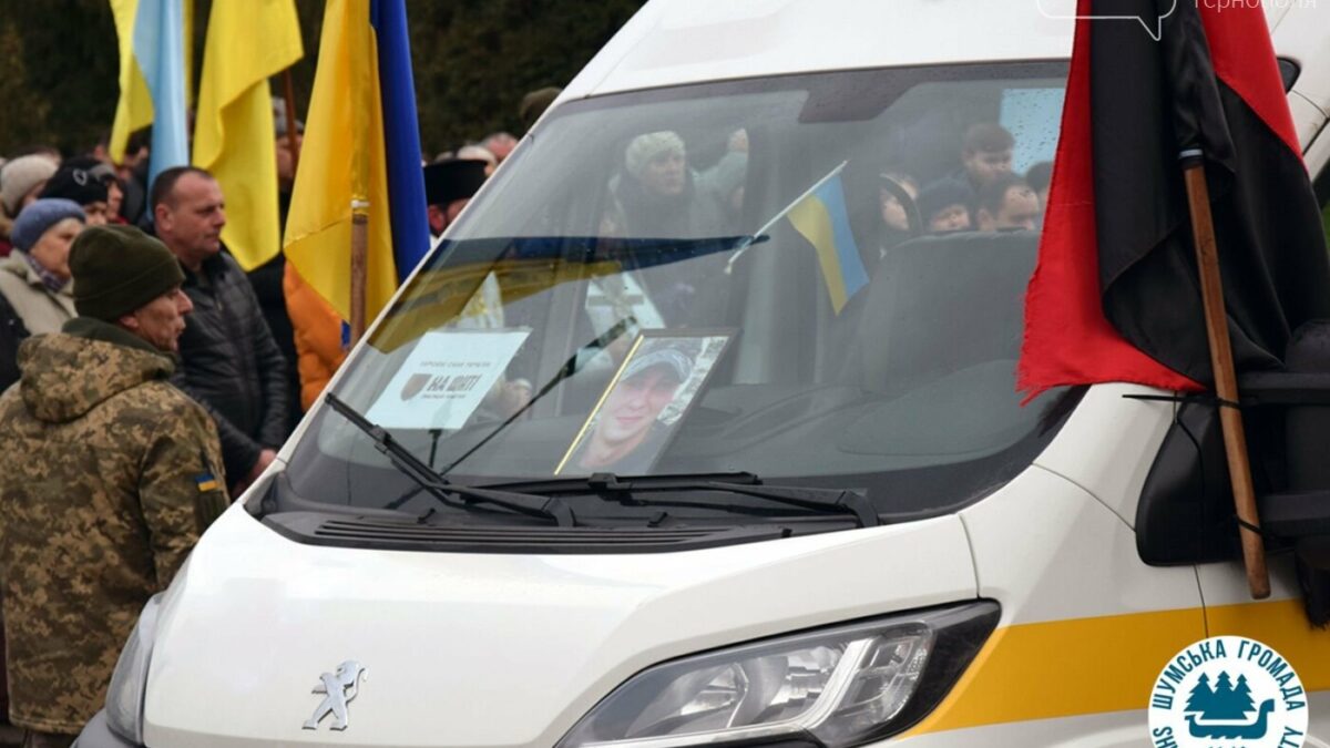 Спільна туга та вшанування: Шумська громада впродовж живого коридору прощається із Героєм Микитою Бєляковим