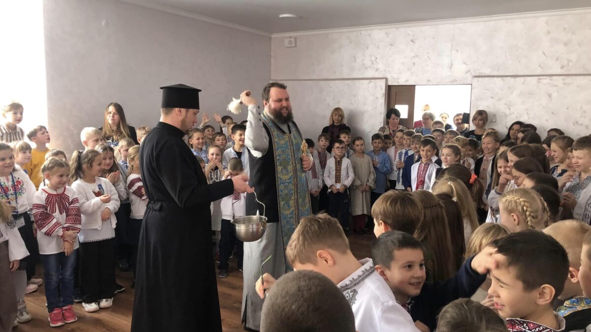 Вражаючий фестиваль українських колядок та щедрівок: Братія Духовного Центру Свято-Троїцького Собору в Тернополі колядувала – діток вітала!