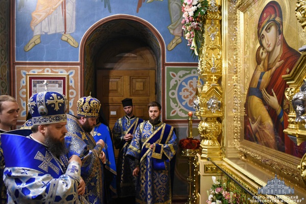 У Михайлівському соборі монастиря: вечірня та рання з намісником на честь ікони Божої Матері «Вишгородська»