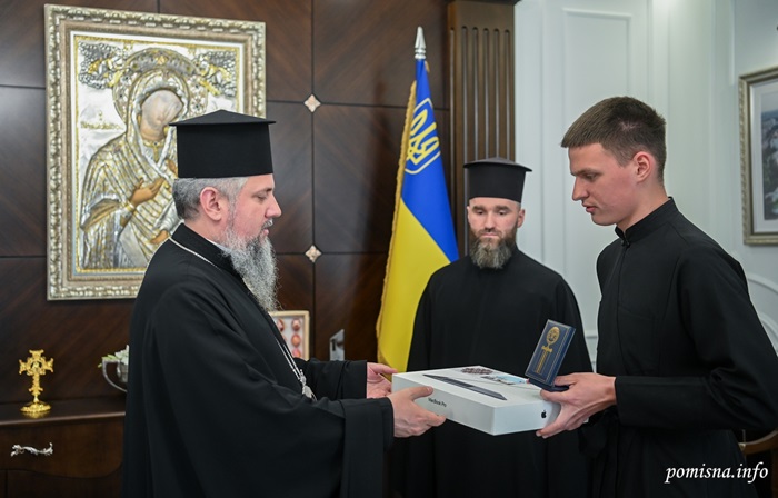 Митрополит Епіфаній вручив медаль «За жертовність і любов до України» сину загиблого захисника