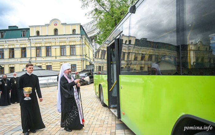 Блаженнійший Митрополит Епіфаній освятив евакуаційний автобус для поранених військових