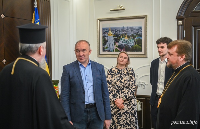 Зустріч Предстоятеля УПЦ з міським головою Тростянця: обговорення ситуації в Україні та привітання зі святом