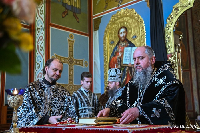 Велика вечірня: Предстоятель звершує чин винесення Плащаниці