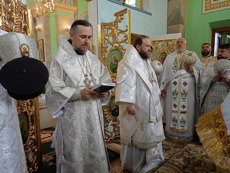 Духовна слава Хлопівки: митрополит Нестор нагороджує віруючих