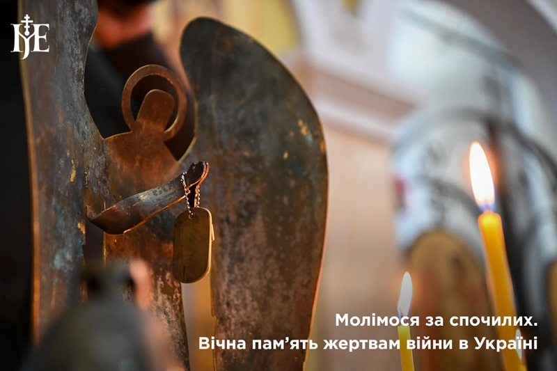 Українці моляться за спокій душ: Троїцька поминальна субота